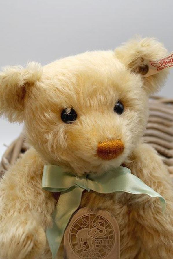 Steiffteddy mit Elefantenplakette