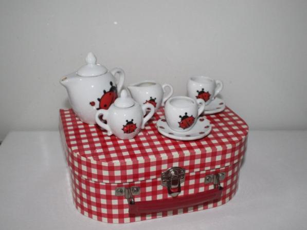 Puppenkoffer mit Puppengeschirr 