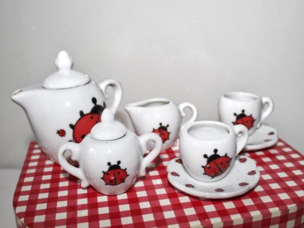 Puppenkoffer mit Puppengeschirr 