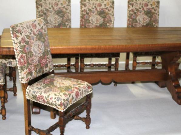 Puppenmöbelset Tisch und 8 Stühle gepolstert