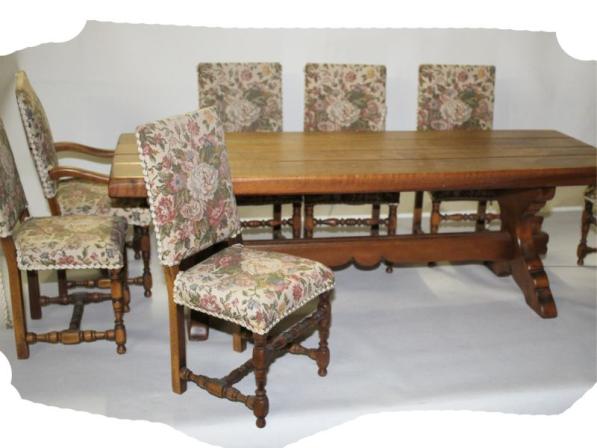 Puppenmöbelset Tisch und 8 Stühle gepolstert