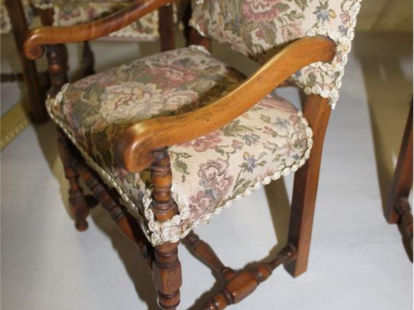 Puppenmöbelset Tisch und 8 Stühle gepolstert