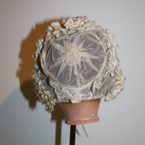 Puppenhaube vintage mit Spitzen