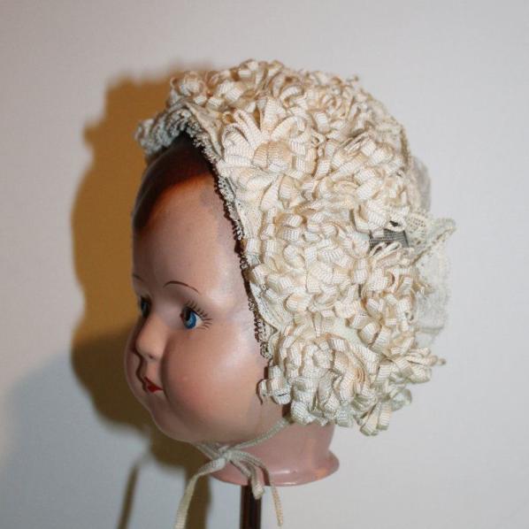 Puppenhaube vintage mit Spitzen